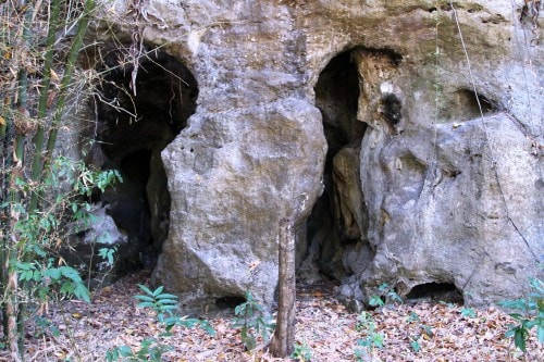 Batu Cermin，纳布安巴乔黑石山上的洞穴